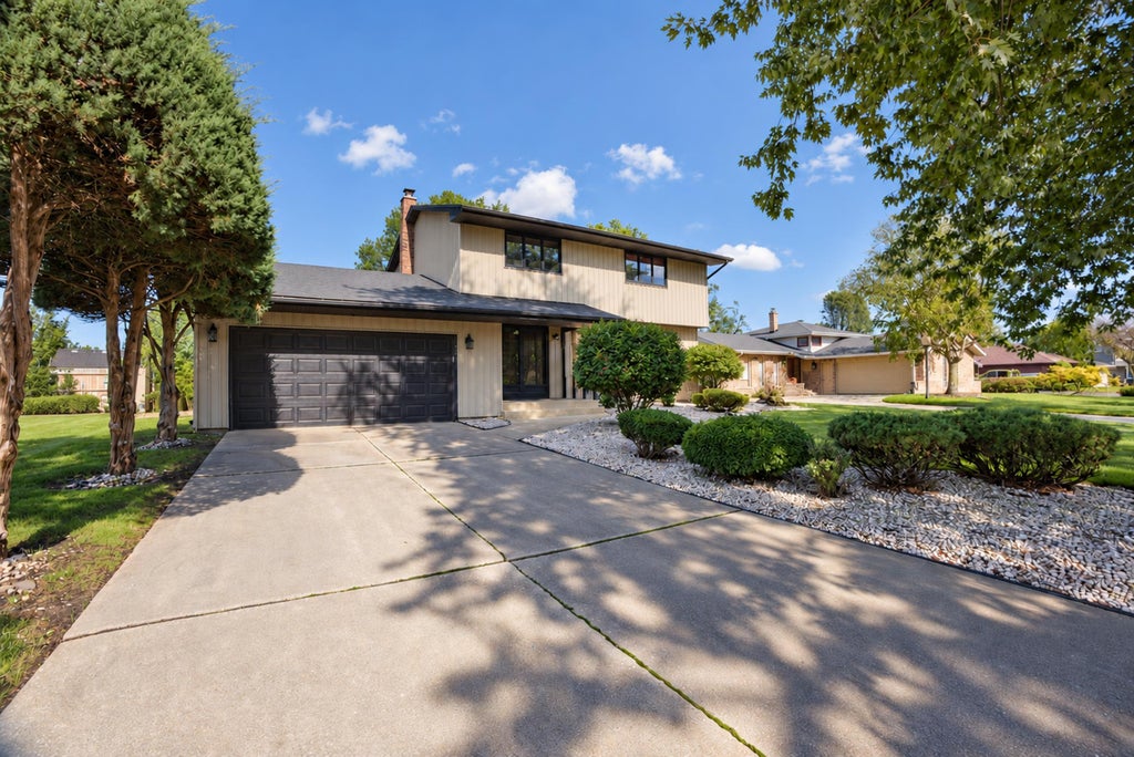 Photo of 1005 Fran Lin Pkwy, Munster, IN 46321 (MLS # 846298)