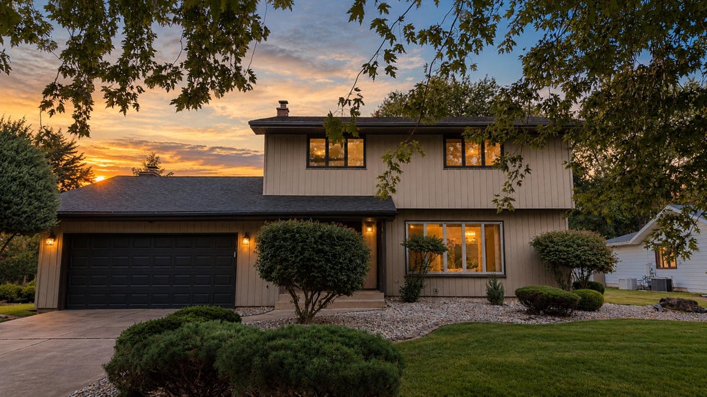 Photo of 1005 Fran Lin Pkwy, Munster, IN 46321 (MLS # 846298)