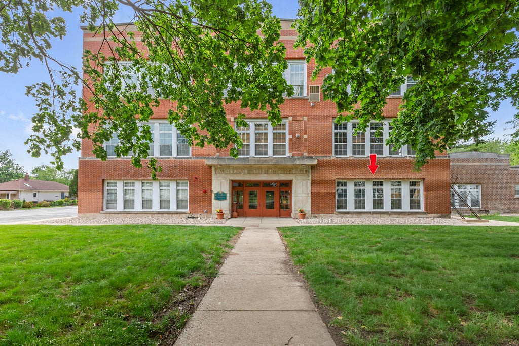 Photo of 311 S Court Street #104, Crown Point, IN 46307 (MLS # 845402)
