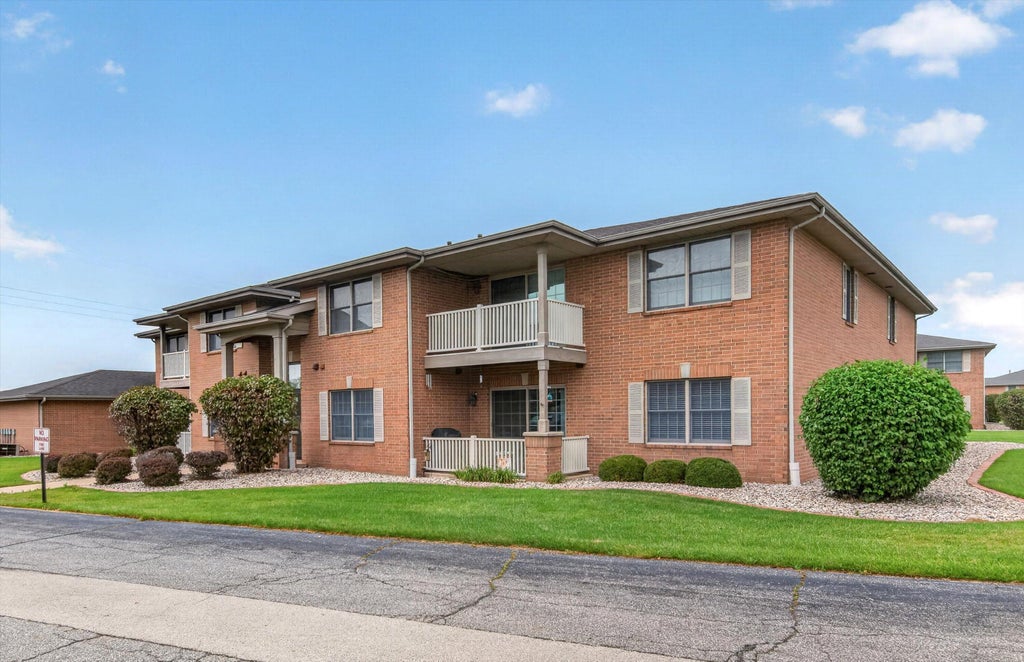 Photo of 9824 Wildwood Court #1d, Highland, IN 46322 (MLS # 845848)