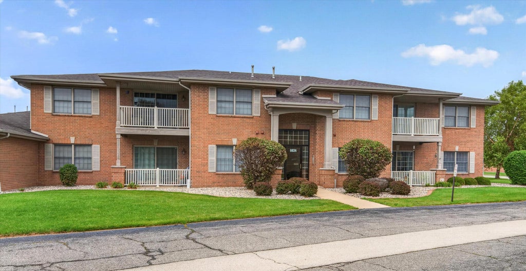 Photo of 9824 Wildwood Court #1d, Highland, IN 46322 (MLS # 845848)