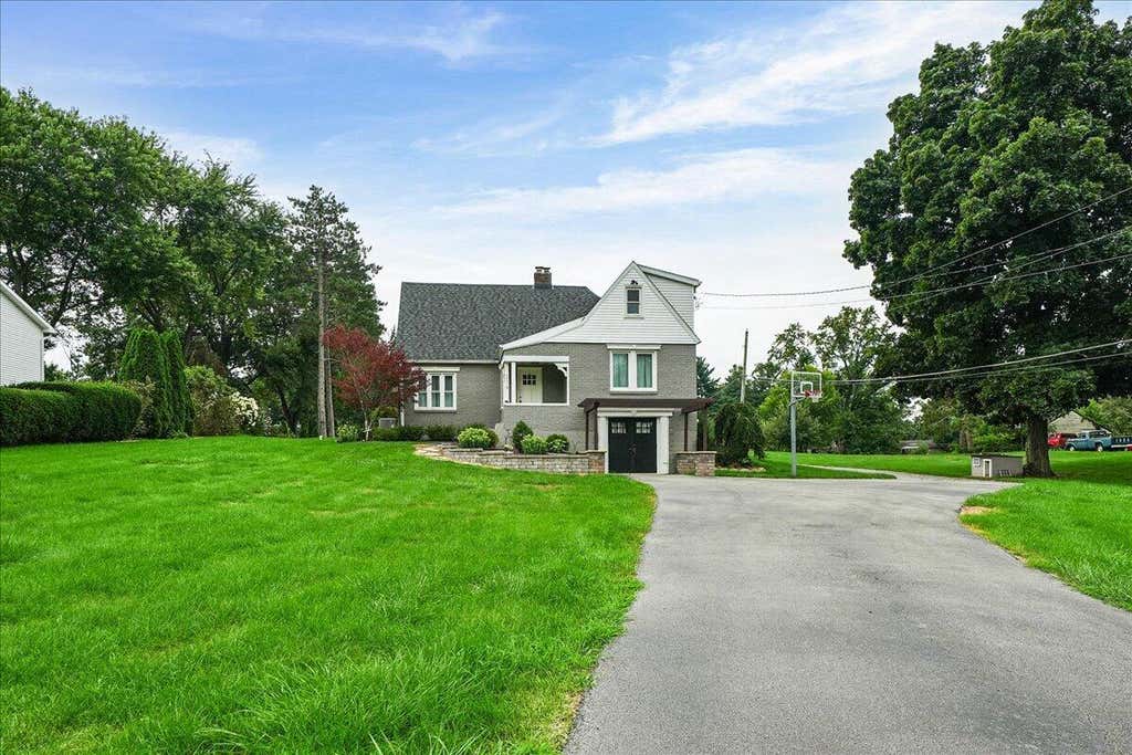 Photo of 214 W Joliet Road, Valparaiso, IN 46385 (MLS # 843706)