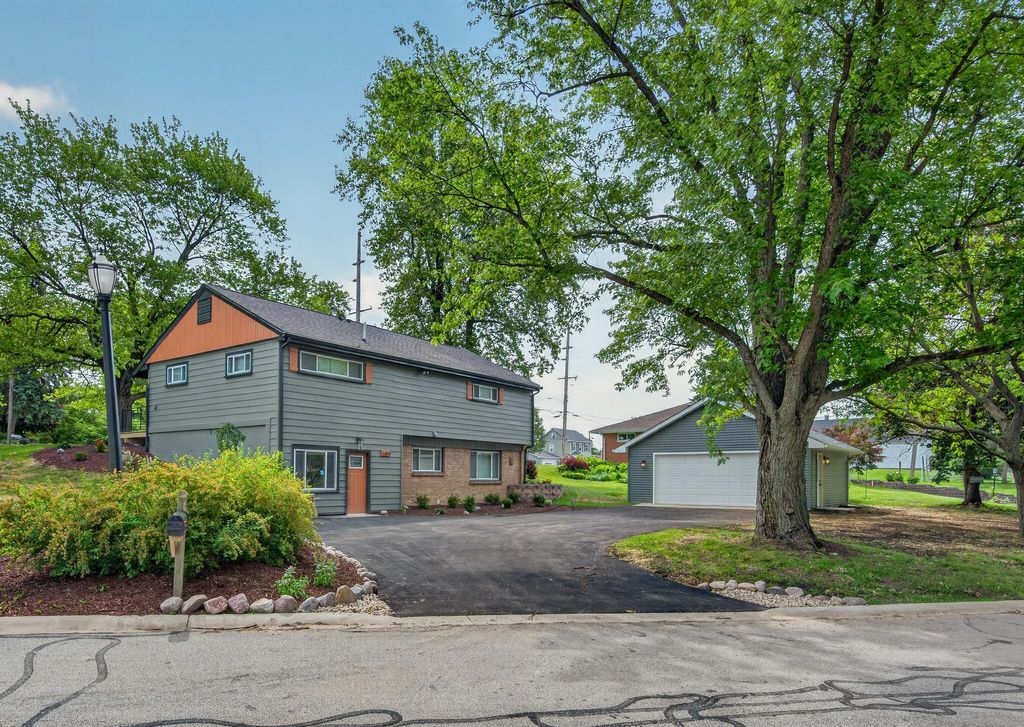 Photo of 1404 Forest Park Avenue, Valparaiso, IN 46385 (MLS # 839737)
