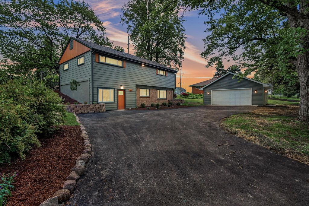 Photo of 1404 Forest Park Avenue, Valparaiso, IN 46385 (MLS # 839737)