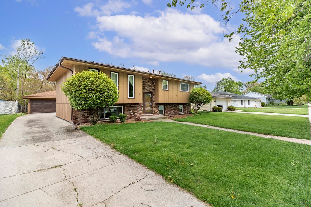 Photo of 321 N Ernest Street, Griffith, IN 46319 (MLS # 838585)