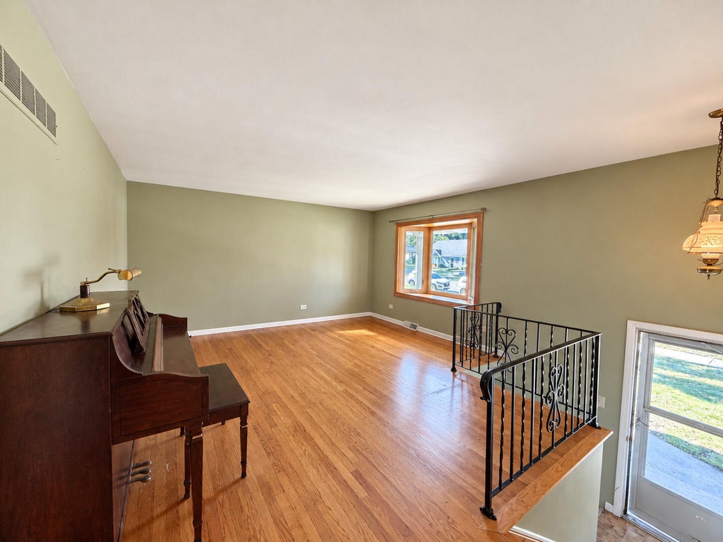 Photo of 625 N Wheeler Street, Griffith, IN 46319 (MLS # 847247)