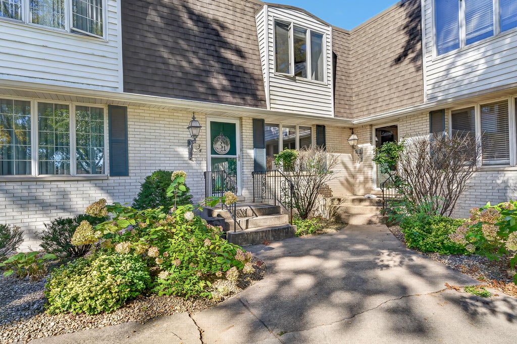 Photo of 34 Woodhollow Drive, Schererville, IN 46375 (MLS # 846381)