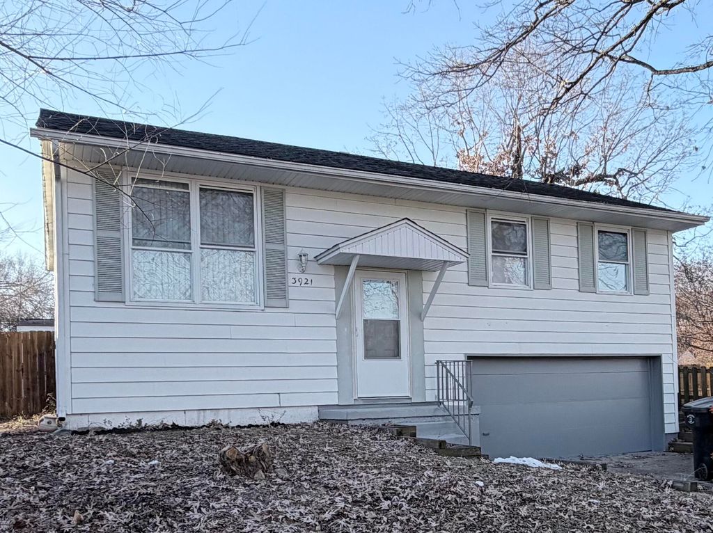 Photo of 3921 Eastmont Drive, South Bend, IN 46628 (MLS # 832178)