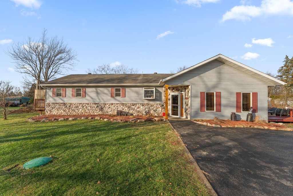 Photo of 12 S Beulah Vista, Hebron, IN 46341 (MLS # 832182)