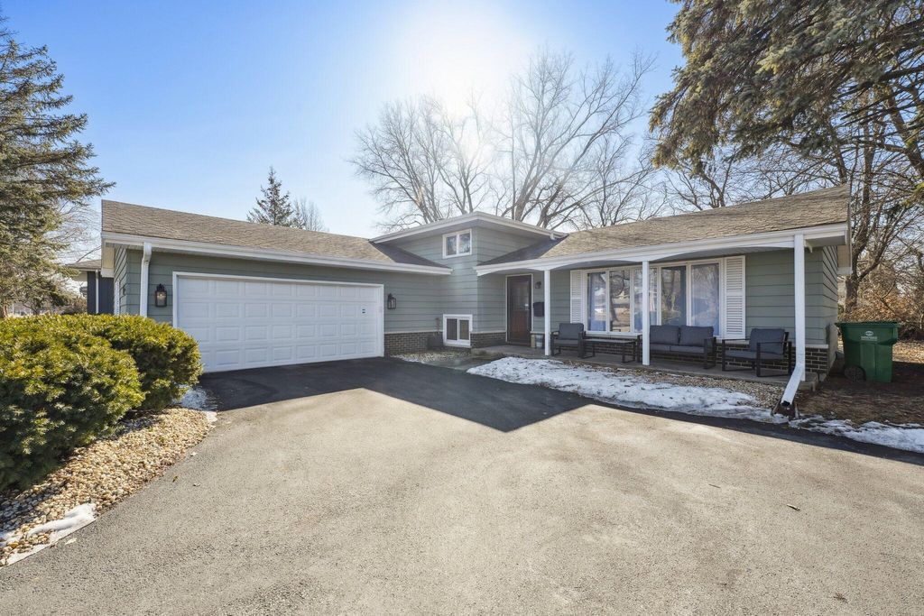 Photo of 1040 Fran Lin Parkway, Munster, IN 46321 (MLS # 834019)