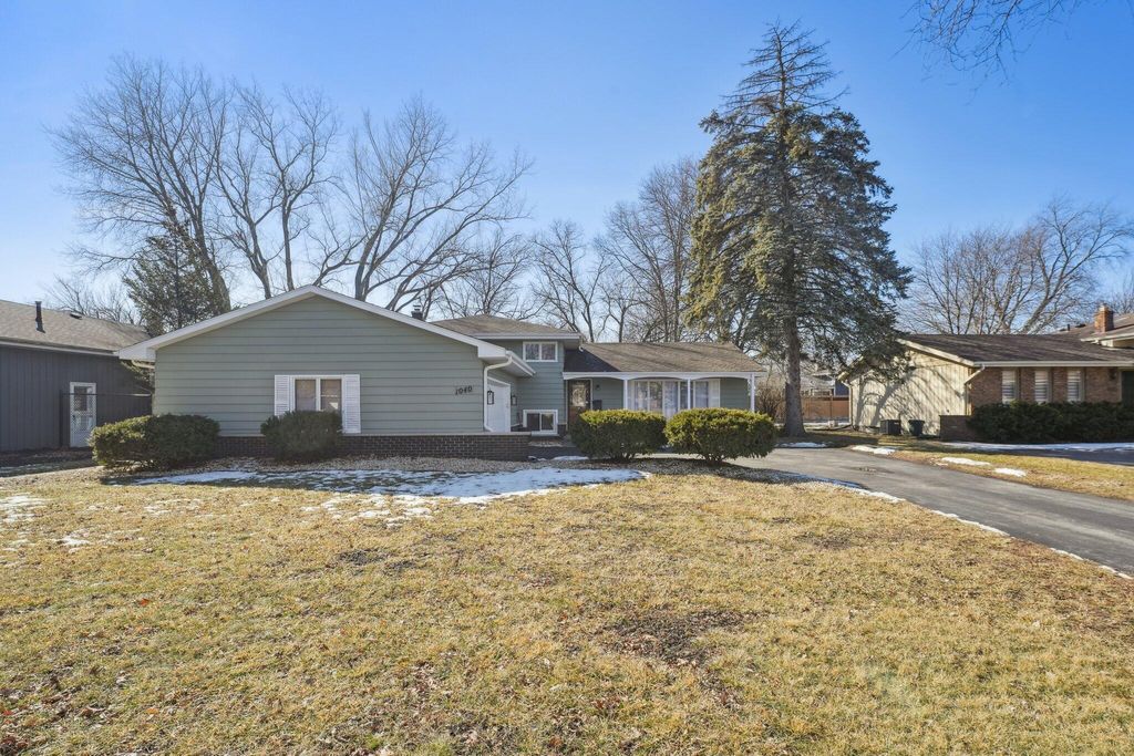 Photo of 1040 Fran Lin Parkway, Munster, IN 46321 (MLS # 834019)