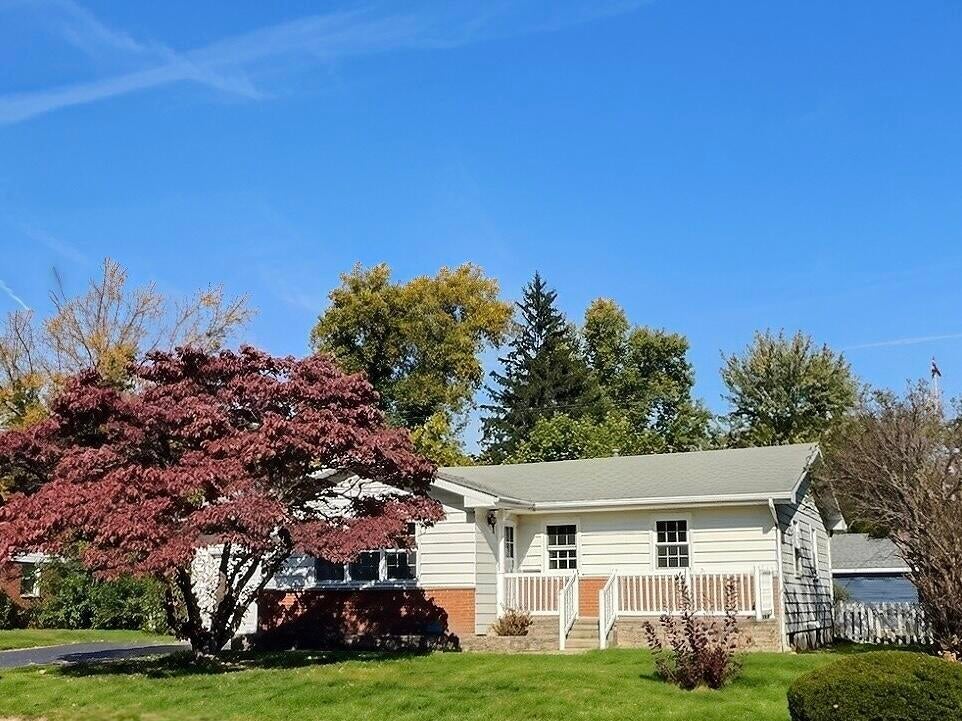 Photo of 702 Sunset Drive, Kouts, IN 46347 (MLS # 847405)