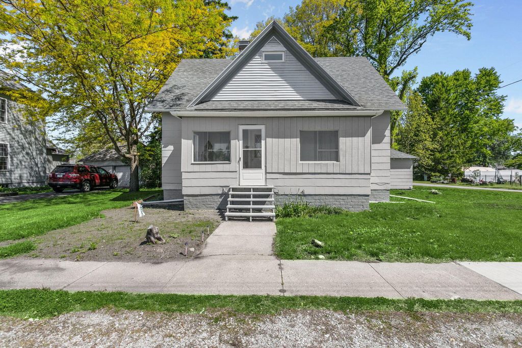Photo of 307 E Oneida Street, La Crosse, IN 46348 (MLS # 838699)