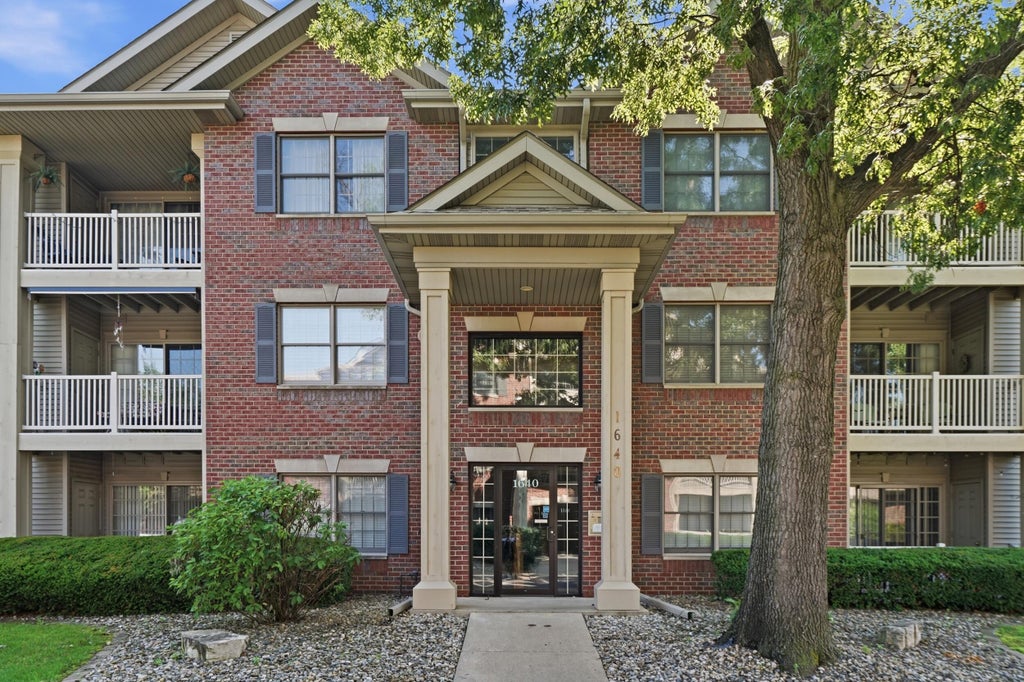 Photo of 1640 White Oak Circle #2b, Munster, IN 46321 (MLS # 841841)