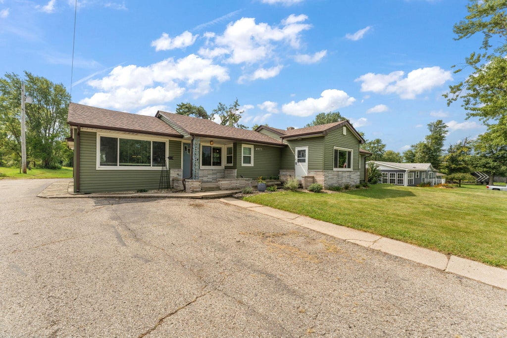 Photo of 4975 E 73rd Avenue, Merrillville, IN 46410 (MLS # 844679)