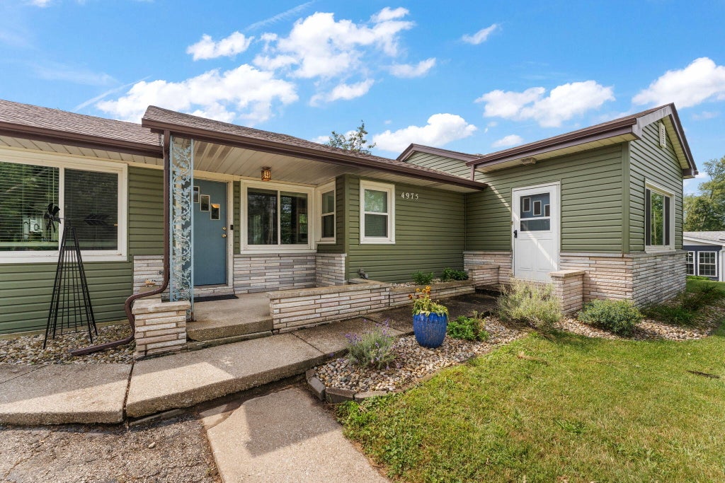 Photo of 4975 E 73rd Avenue, Merrillville, IN 46410 (MLS # 844679)