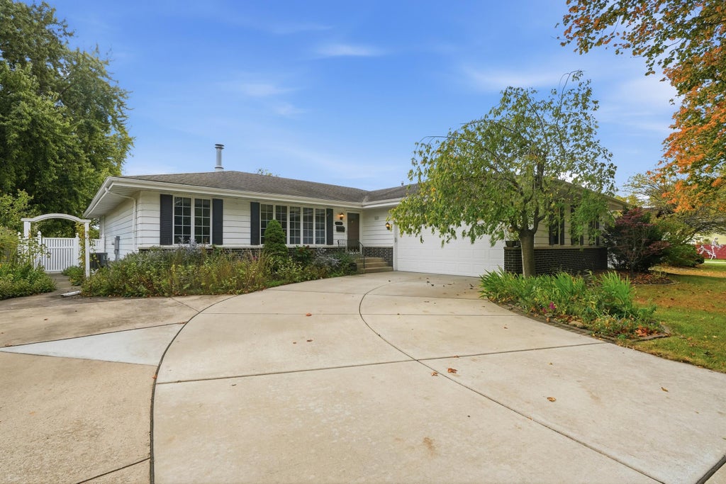 Photo of 9107 Chestnut Lane, Munster, IN 46321 (MLS # 846999)