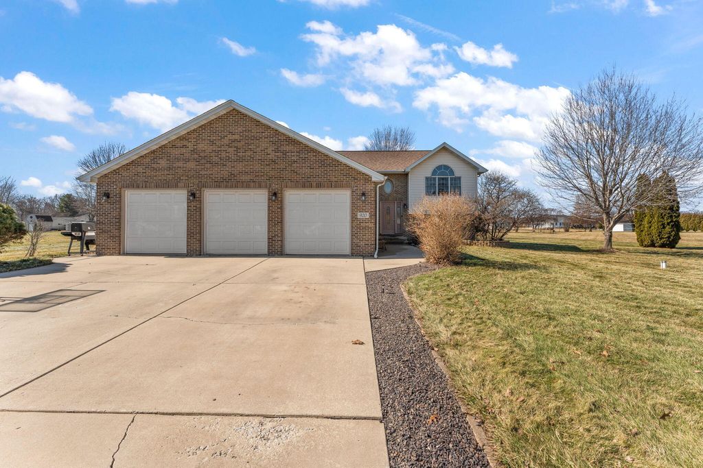 Photo of 920 Plantation Road, Valparaiso, IN 46385 (MLS # 834890)