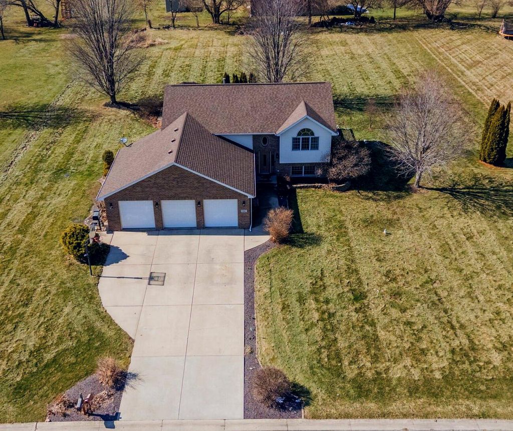 Photo of 920 Plantation Road, Valparaiso, IN 46385 (MLS # 834890)