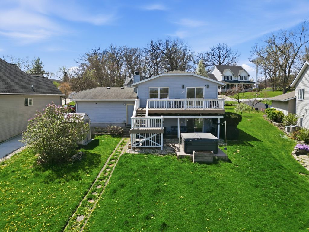 Photo of 1065 Shoreline Road, Crown Point, IN 46307 (MLS # 837253)