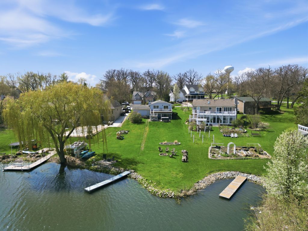 Photo of 1065 Shoreline Road, Crown Point, IN 46307 (MLS # 837253)