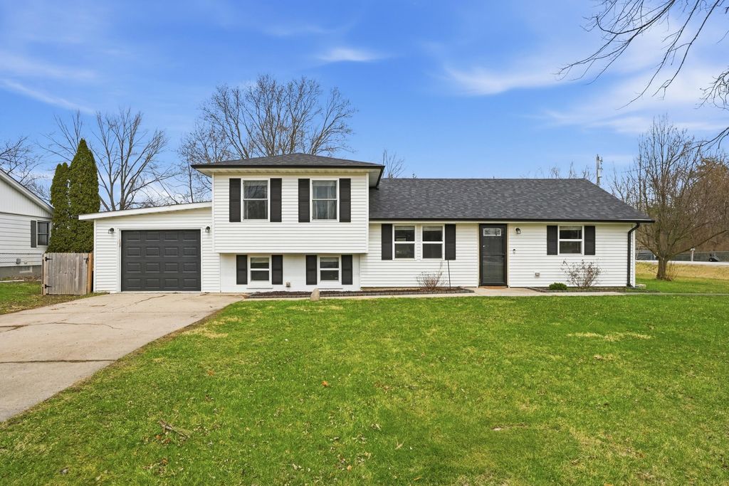 Photo of 4906 W 109th Avenue, Crown Point, IN 46307 (MLS # 836095)
