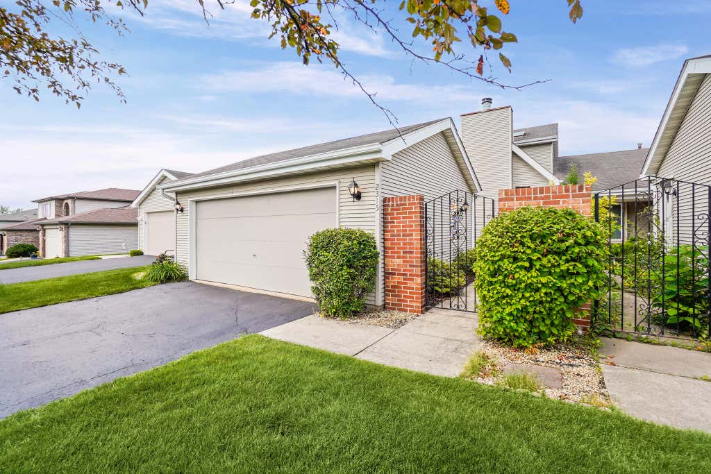 Photo of 2315 Deerpath Drive W, Schererville, IN 46375 (MLS # 840756)