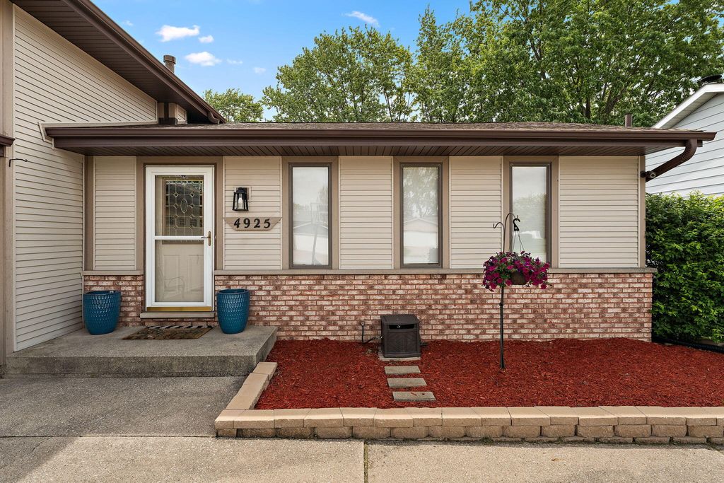 Photo of 4925 W 89th Terrace, Crown Point, IN 46307 (MLS # 839340)