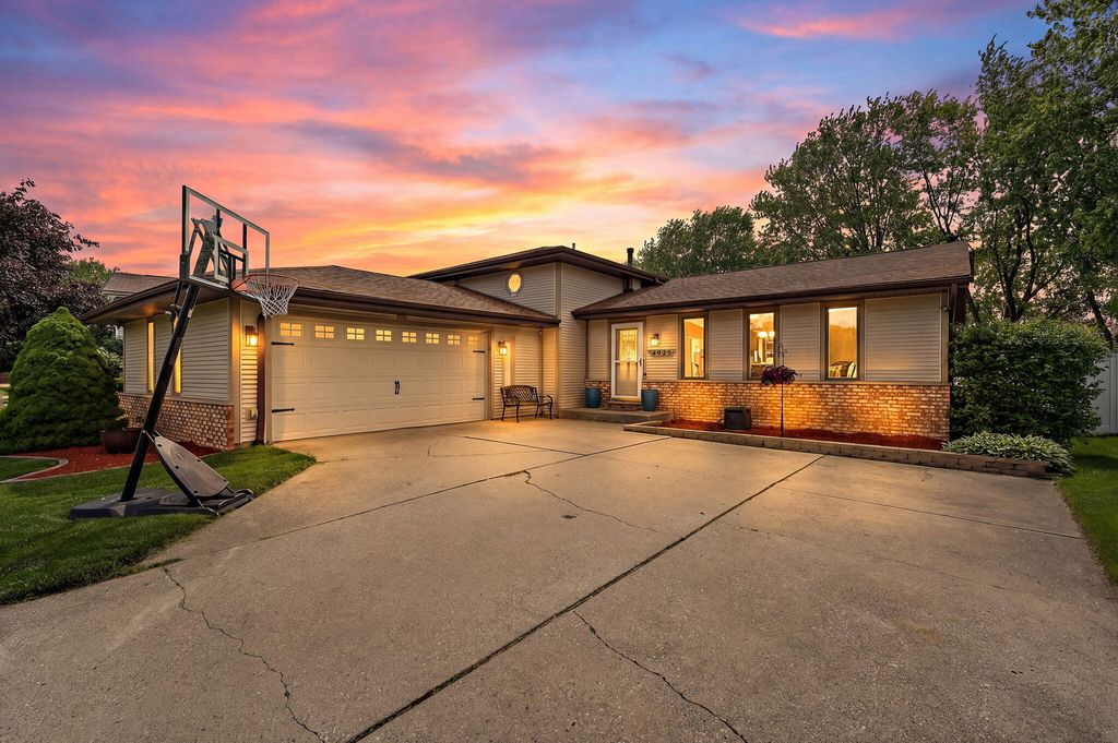 Photo of 4925 W 89th Terrace, Crown Point, IN 46307 (MLS # 839340)