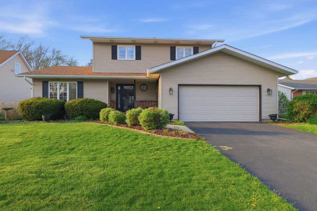 Photo of 1000 Brooke Lane, Schererville, IN 46375 (MLS # 837646)