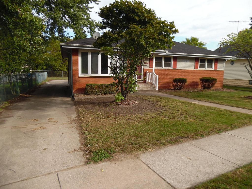Photo of 328 E Joliet Street, Schererville, IN 46375 (MLS # 829400)