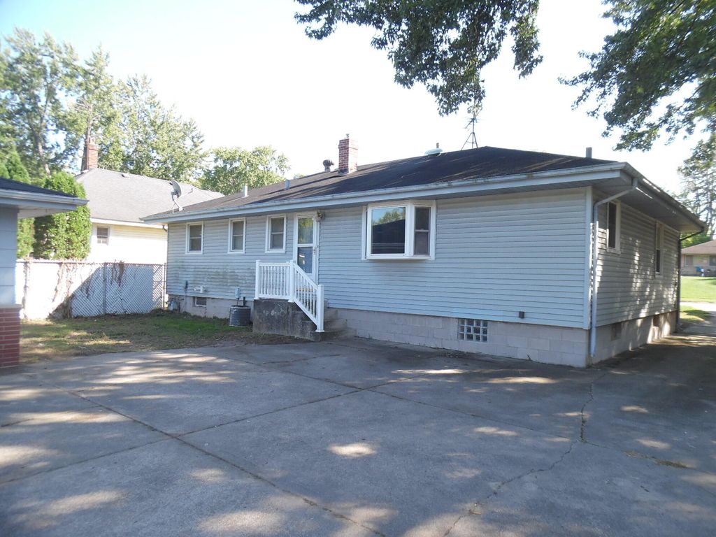 Photo of 328 E Joliet Street, Schererville, IN 46375 (MLS # 829400)
