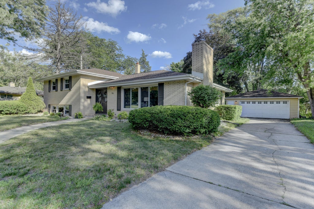 Photo of 1210 Park Drive, Munster, IN 46321 (MLS # 841812)