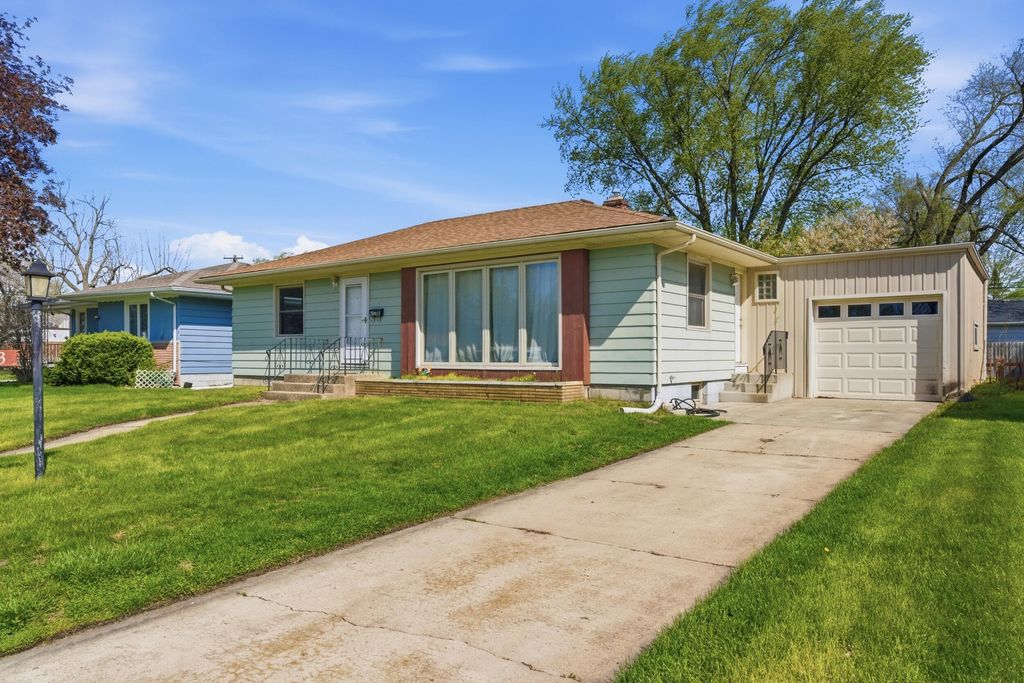 Photo of 2833 Parkway Drive, Highland, IN 46322 (MLS # 837608)