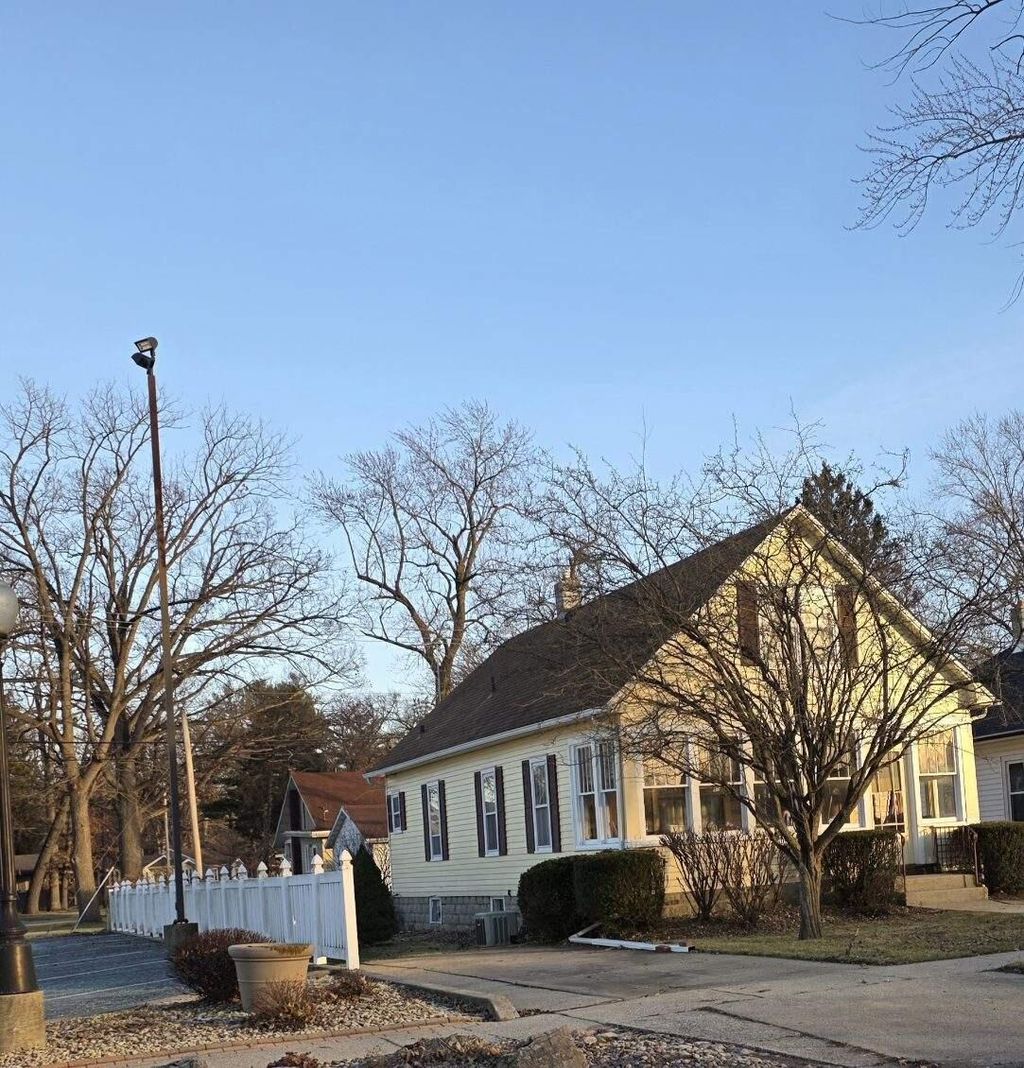 Photo of 723 Lincoln Street, Hobart, IN 46342 (MLS # 833070)