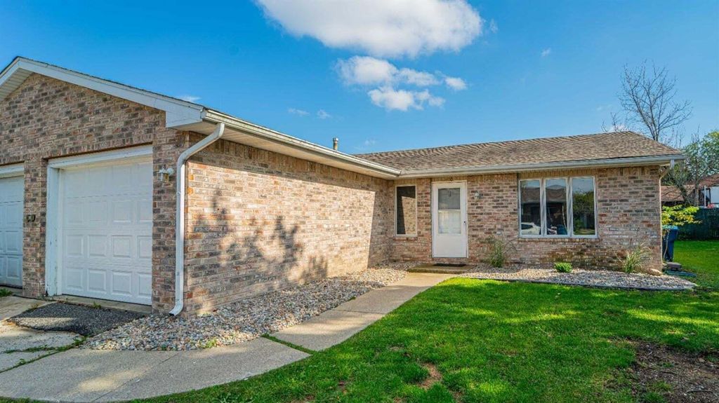 Photo of 150-154 Meadows Ct, Crown Point, IN 46307 (MLS # 832316)