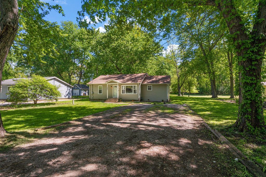 Photo of 1301 S Cline Avenue, Griffith, IN 46319 (MLS # 838992)