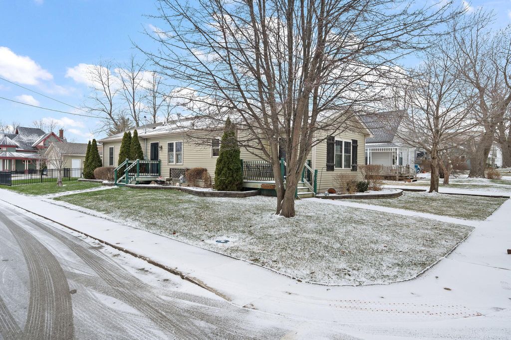 Photo of 303 Burnham Street, Lowell, IN 46356 (MLS # 835690)