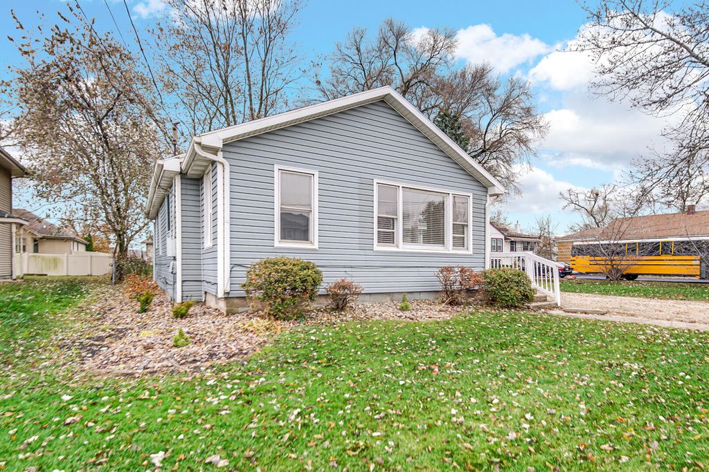 Photo of 2612 Hart Road, Highland, IN 46322 (MLS # 831391)