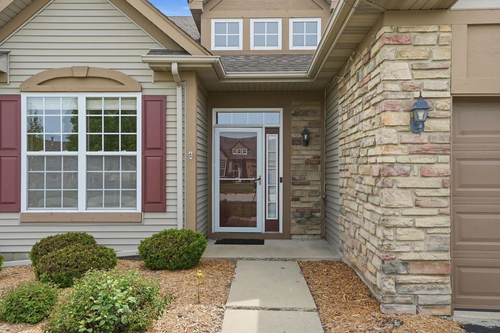 Photo of 815 Charlevoix Way, Schererville, IN 46375 (MLS # 839688)