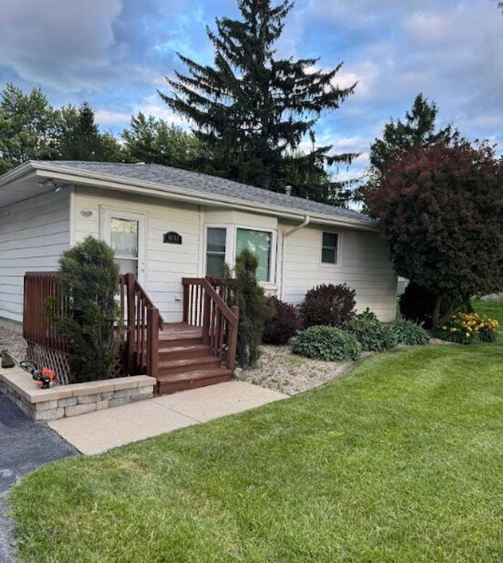Photo of 8213 Clay Street, Merrillville, IN 46410 (MLS # 841338)
