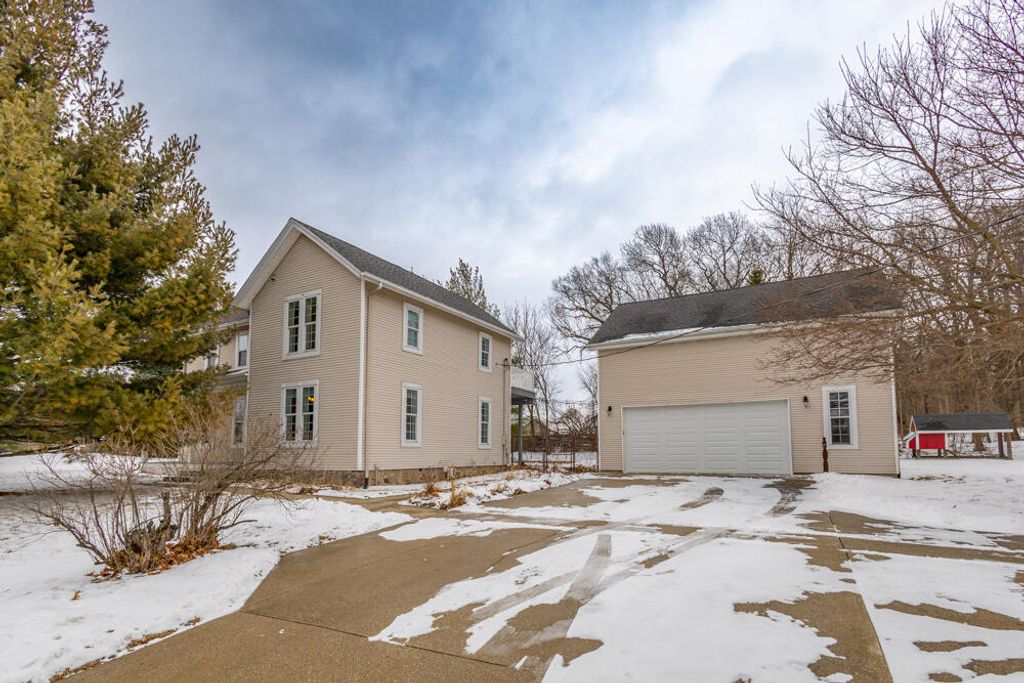 Photo of 275 N 600 W, Valparaiso, IN 46385 (MLS # 832980)