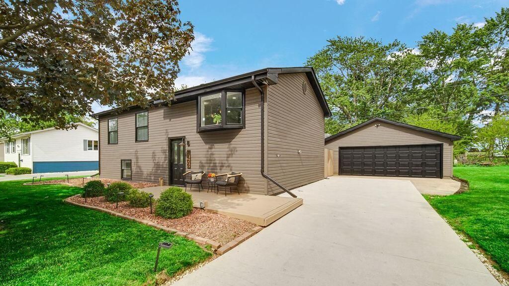 Photo of 7409 Marshall Place, Merrillville, IN 46410 (MLS # 839800)