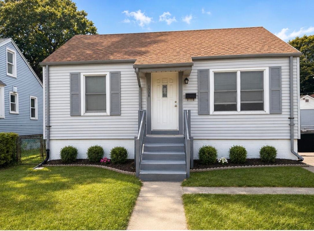 Photo of 1338 Hoffman Street, Hammond, IN 46327 (MLS # 841441)