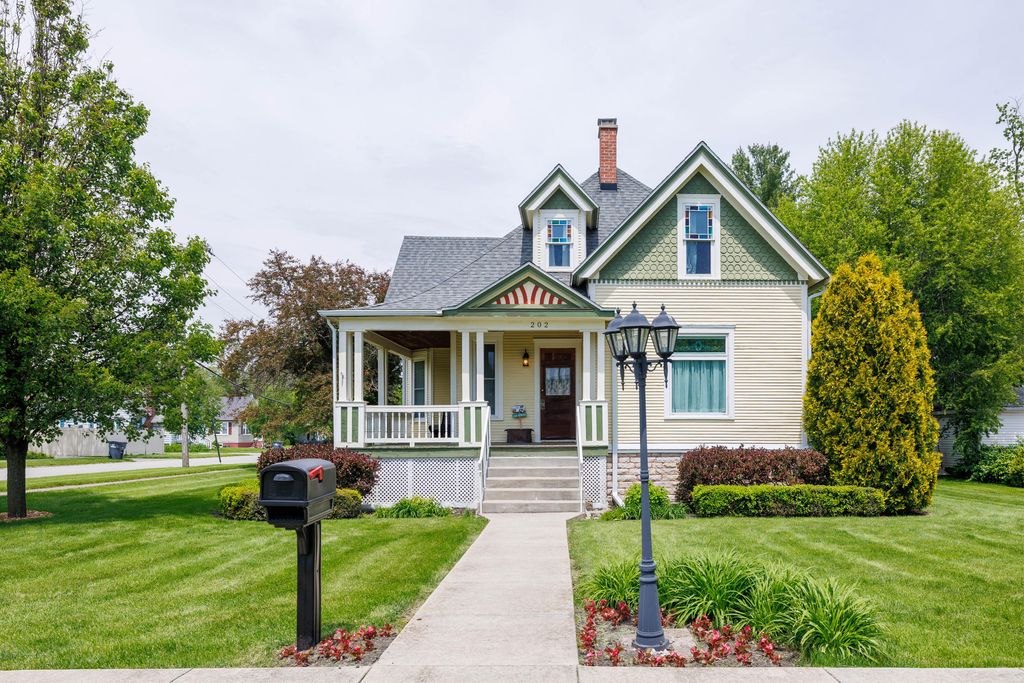 Photo of 202 E Iroquois Street, Kentland, IN 47951 (MLS # 839010)