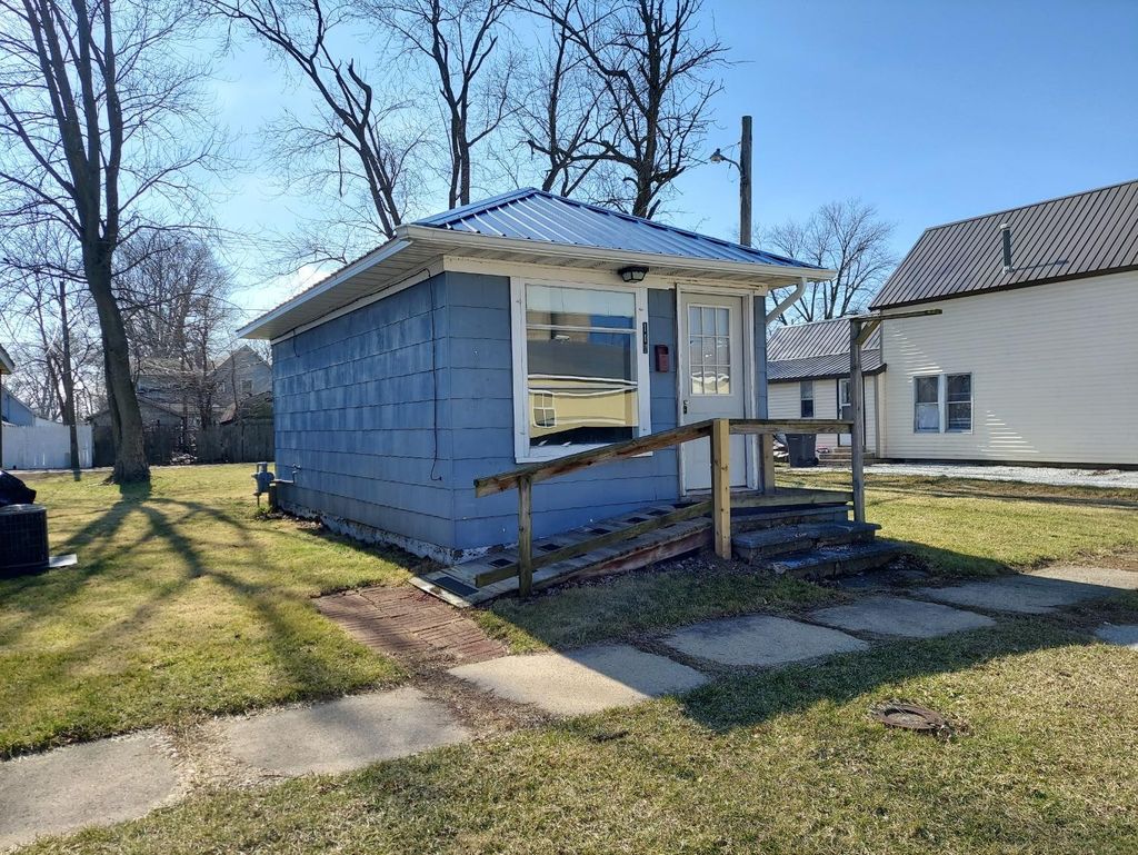 Photo of 117 E Vine Street, Rensselaer, IN 47978 (MLS # 831327)