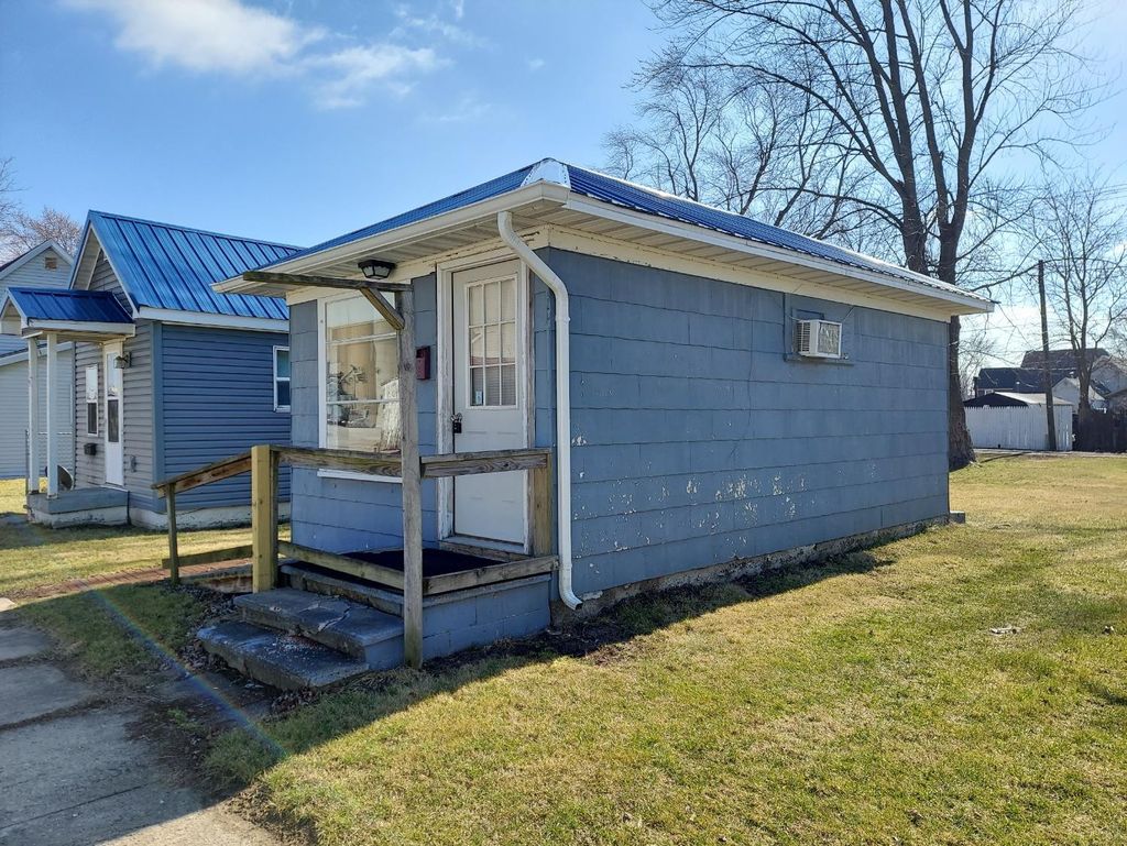 Photo of 117 E Vine Street, Rensselaer, IN 47978 (MLS # 831327)