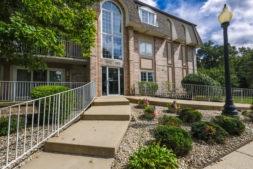 Photo of 306 Swan Drive #2a, Dyer, IN 46311 (MLS # 845732)