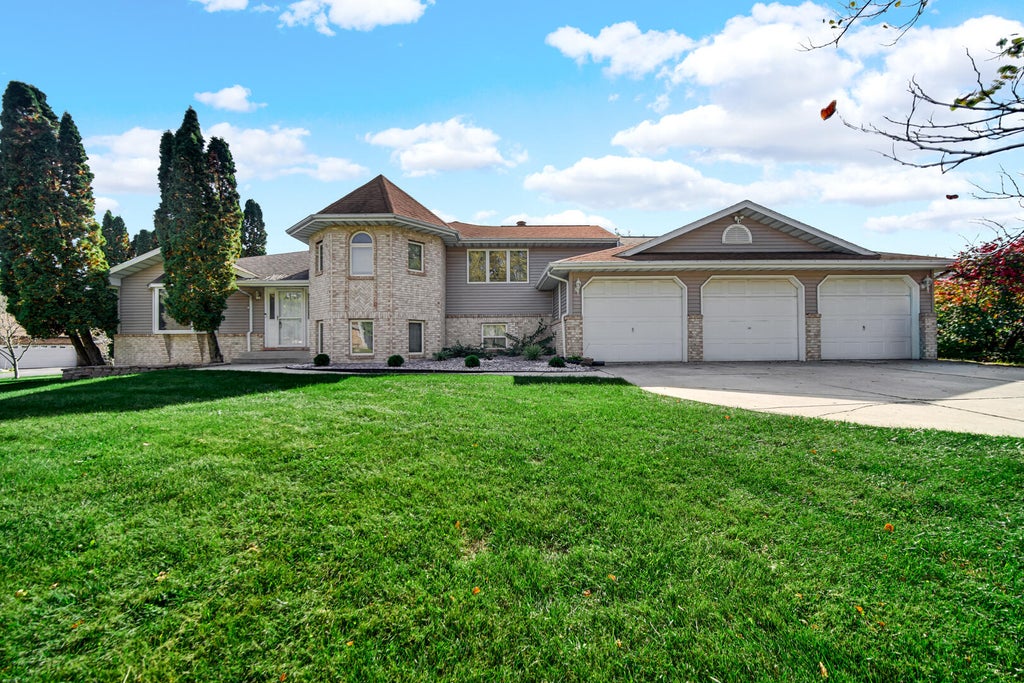 Photo of 7657 71st Court, Hobart, IN 46342 (MLS # 846812)