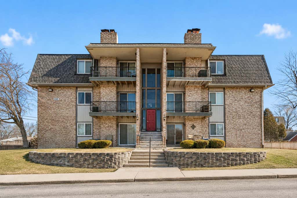 Photo of 245 W Joliet Street #103, Schererville, IN 46375 (MLS # 844010)